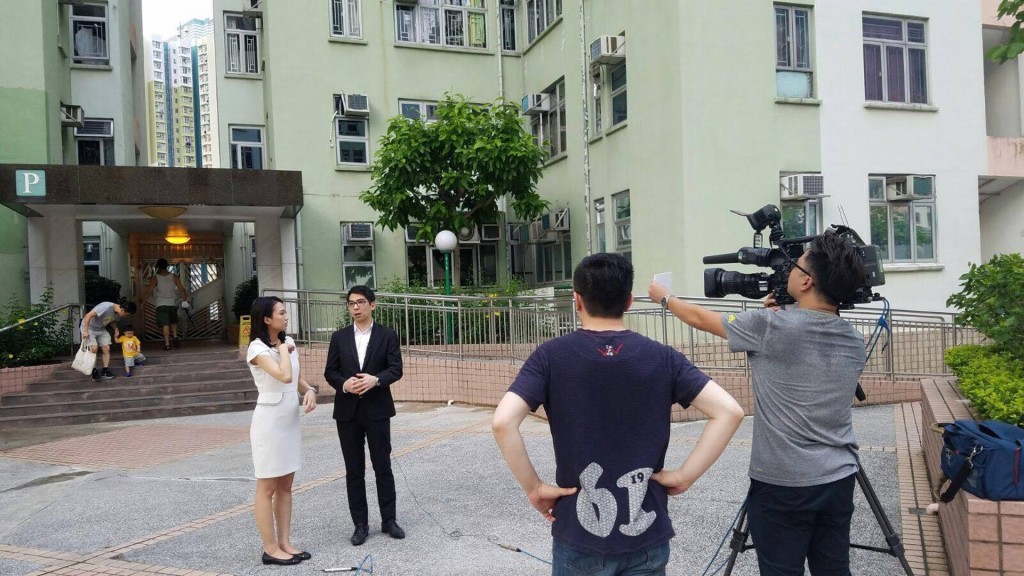 2017年过档TVB后主力任财经节目主持。