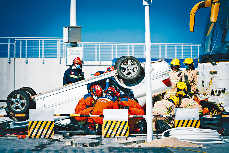 消防人員面對危急個案能夠專業地處理，全賴日常訓練及演練。