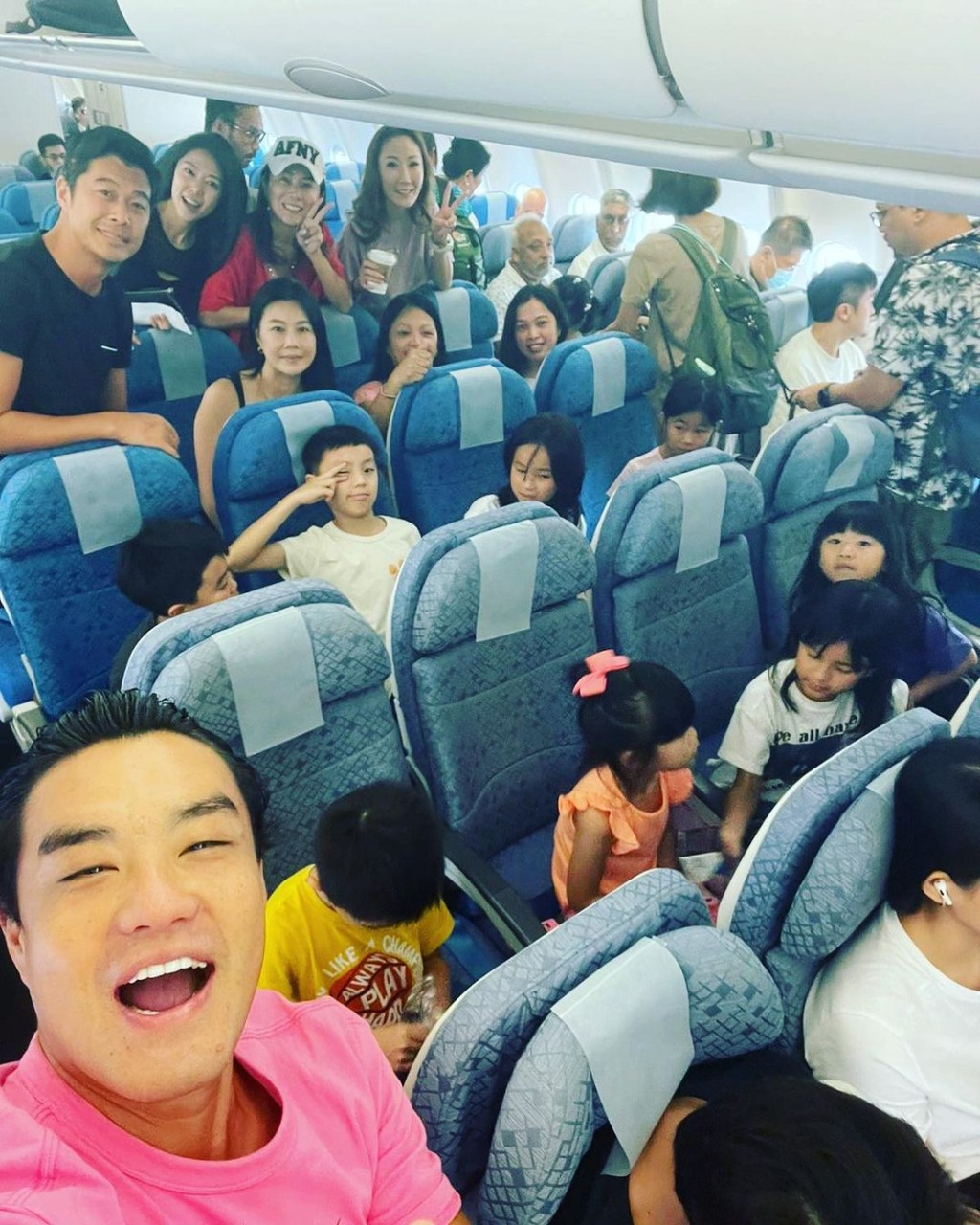 吴忻熹一行逾20人出发去菲律宾玩。