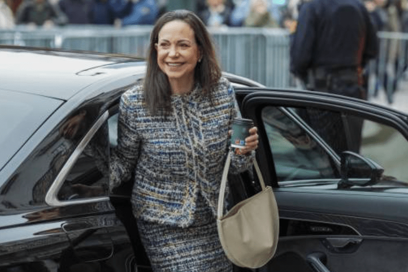 在美國外交封鎖與軍事施壓的同時,委內瑞拉反對派領袖、諾貝爾和平獎得主馬查多(María Corina Machado)日前展開驚險逃亡,成功抵達挪威。法新社 在美國外交封鎖與軍事施壓的同時,委內瑞拉反對派領袖、諾貝爾和平獎得主馬查多(María Corina Machado)日前展開驚險逃亡,成功抵達挪威。法新社