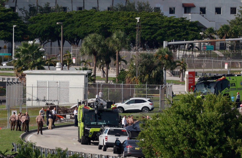 美国迈阿密机场货机降落期间冲出跑道 撞向地面多辆车辆 至少5死5伤。路透社