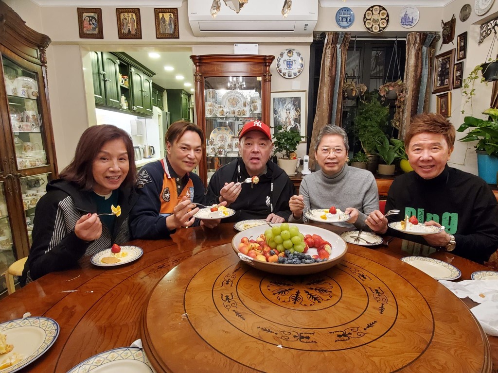 冬至當天正值張偉文69歲生日，方俊請埋姚煒、尹光及環星唱片老闆張國林跟他慶祝。