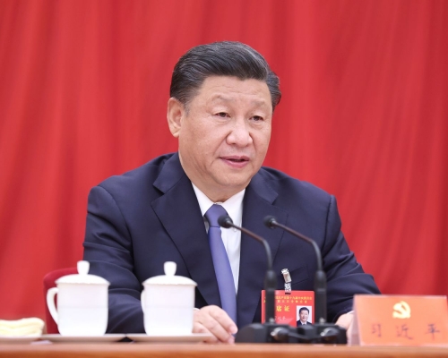 习近平在五中全会作重要讲话。