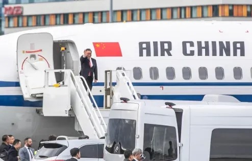 李強總理抵新西蘭，當地華人到機場歡迎。