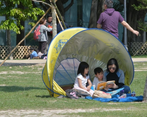 天氣晴朗,不少市民到戶外享受陽光。