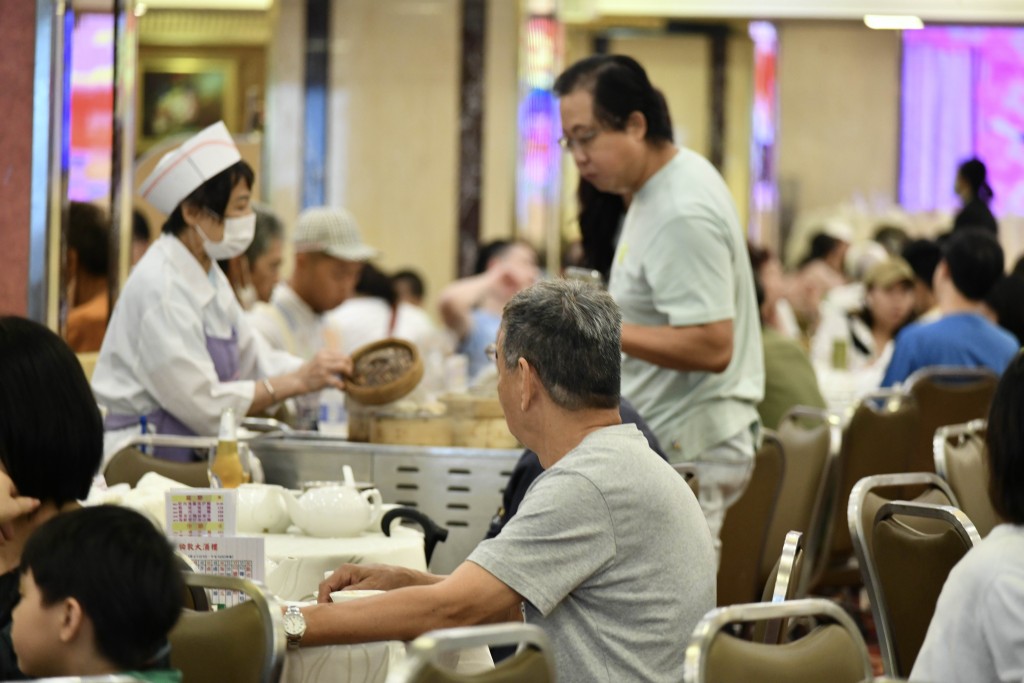 李家超指要精準輸入外勞，防止濫用；其次加強打擊黑工。資料圖片