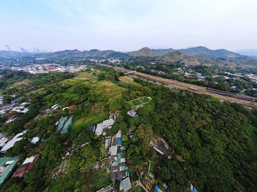北部都會區對香港未來發展至關重要,提供大量可供各種用途的土地,包括住屋、創科、物流、旅遊、保育及高等教育等。 北部都會區對香港未來發展至關重要,提供大量可供各種用途的土地,包括住屋、創科、物流、旅遊、保育及高等教育等。