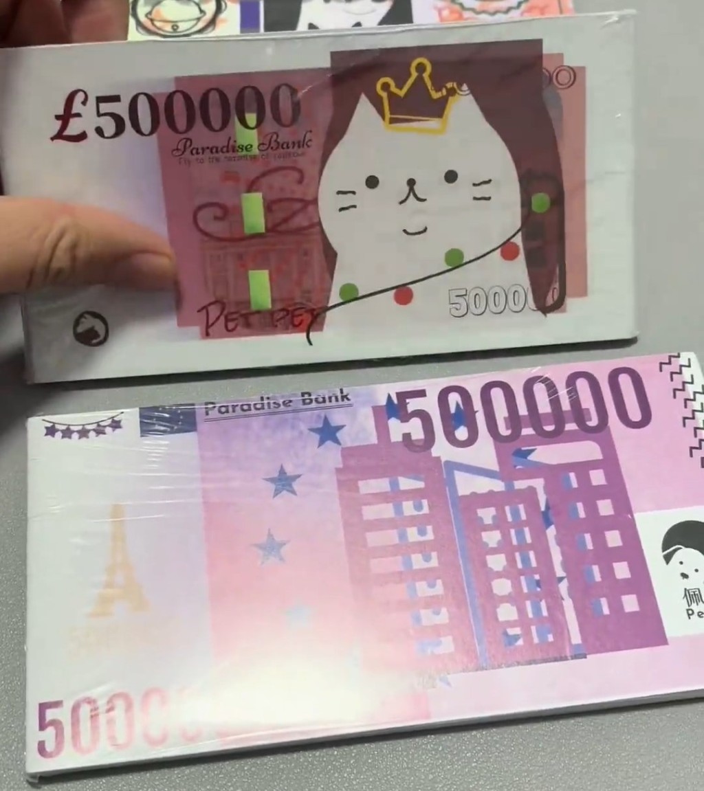 内地宠物经济市场庞大，有工作制作各式宠物祭品。微博@喜气洋洋子