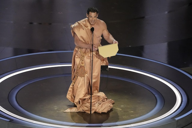 莊先拿（John Cena）頒發「最佳服裝設計」大獎時，突然全裸爆肌現身，只用頒獎信封遮掩下體，全場掀起一陣高潮！