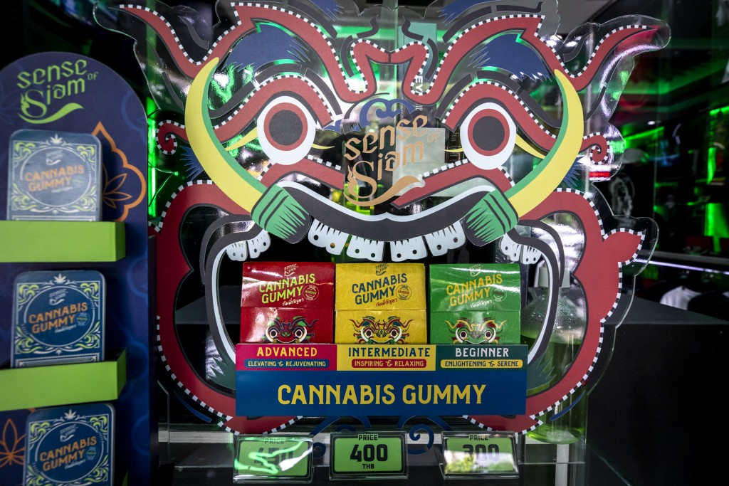泰國曼谷一家商店，各種濃度的大麻軟糖擺放在貨架上販售。路透社