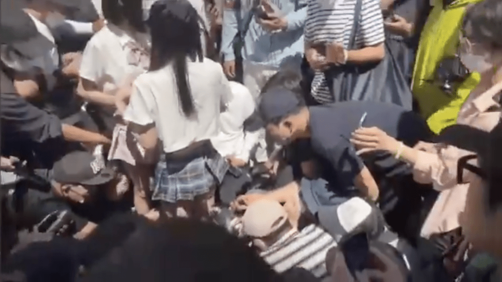 两名女Cosplay爱好者（Coser）被过百名男子以摄影镜头包围，场面十分夸张。