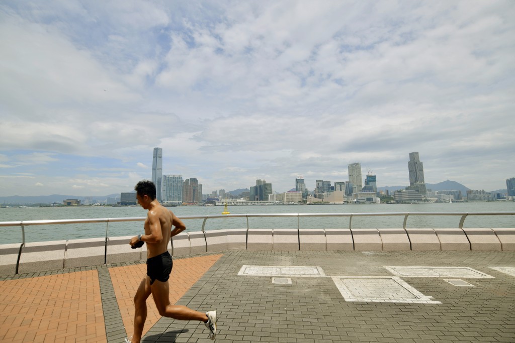 林超英料本港到今个世纪末，每年热夜及酷热日数将达5个月。资料图片