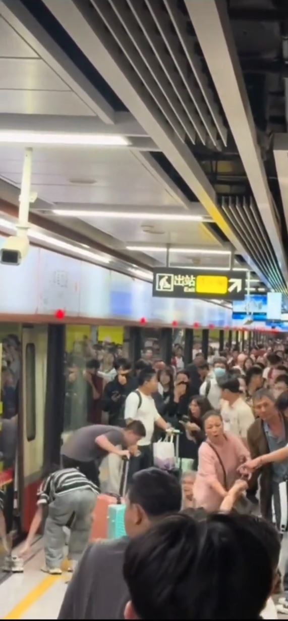 被喷中辣椒水乘客逃出车厢后，在月台用瓶装水洗眼。