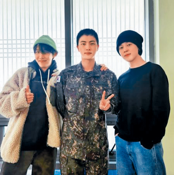 Jin（中）在服兵役18個月後，將於明日退伍。