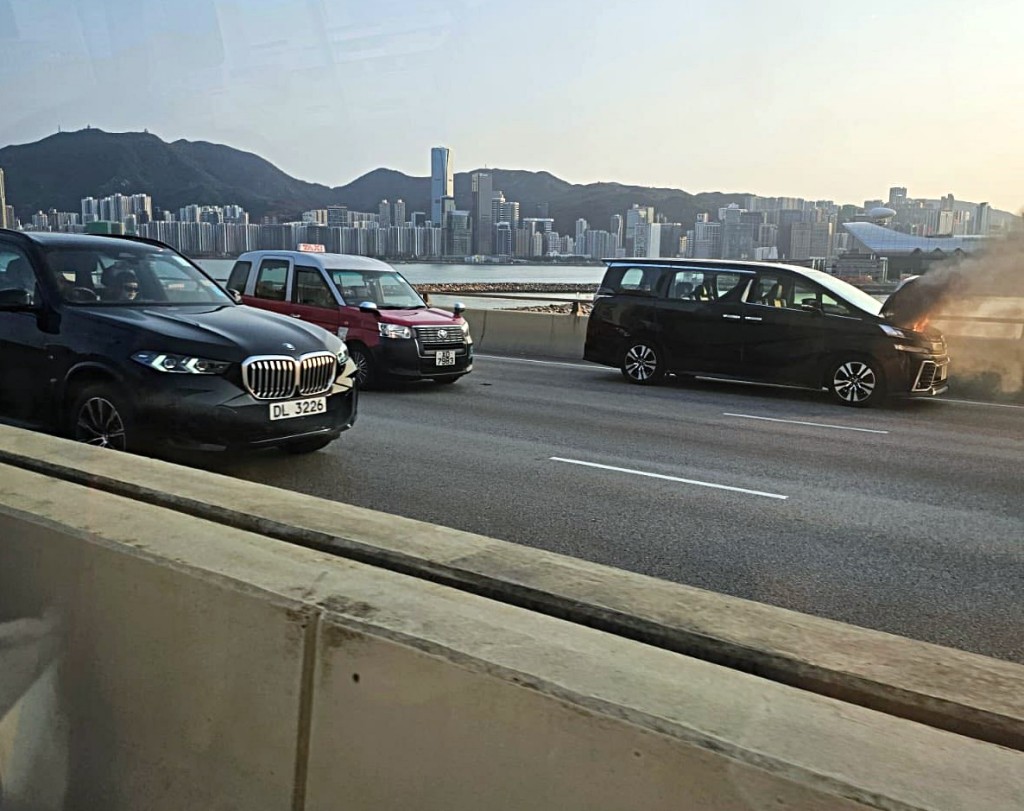 七人車火光熊熊。網圖 七人車火光熊熊。網圖