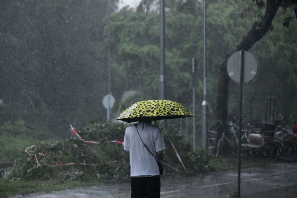 面對室外橫風橫雨，有打工仔湧到天文台的社交平台留言，促天文台發極端情況。何健勇攝