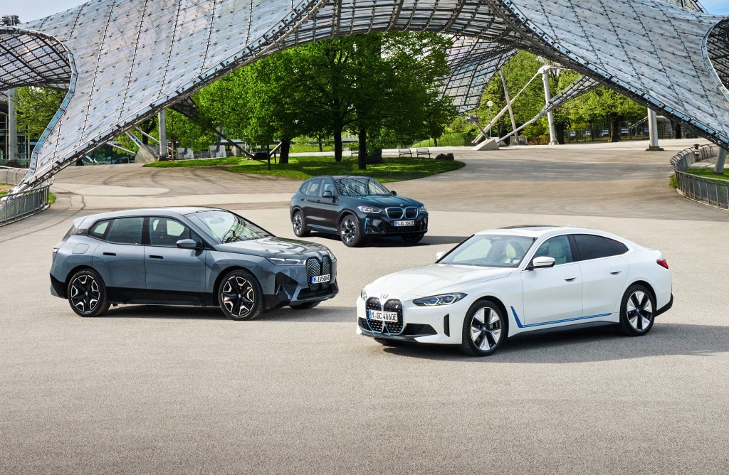 寶馬三款最新電動車,(前至後) i4、iX 及 iX3。 寶馬三款最新電動車,(前至後) i4、iX 及 iX3。