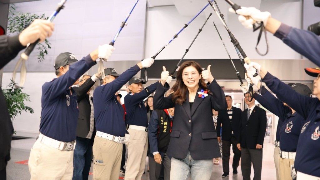 鄭麗文抵三藩市,獲僑胞以拐杖搭「劍門禮」歡迎。facebook@國民黨 鄭麗文抵三藩市,獲僑胞以拐杖搭「劍門禮」歡迎。facebook@國民黨