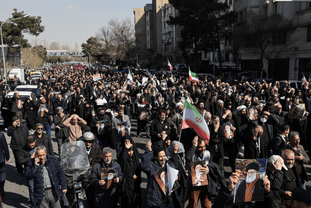 歐洲軍事消息人士分析，伊朗到處出擊的背後戰略，可能是要透過攻擊美國和以色列的潛在盟友，甚至牽連原欲保持中立的國家，從而間接癱瘓全球經濟，並大幅提高美國發動戰爭的代價與政治風險。路透社