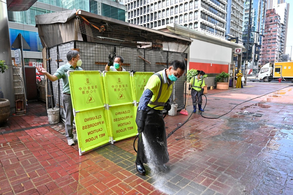 在彌敦道與清潔工友了解清洗地面的日常。卓永興FB圖片