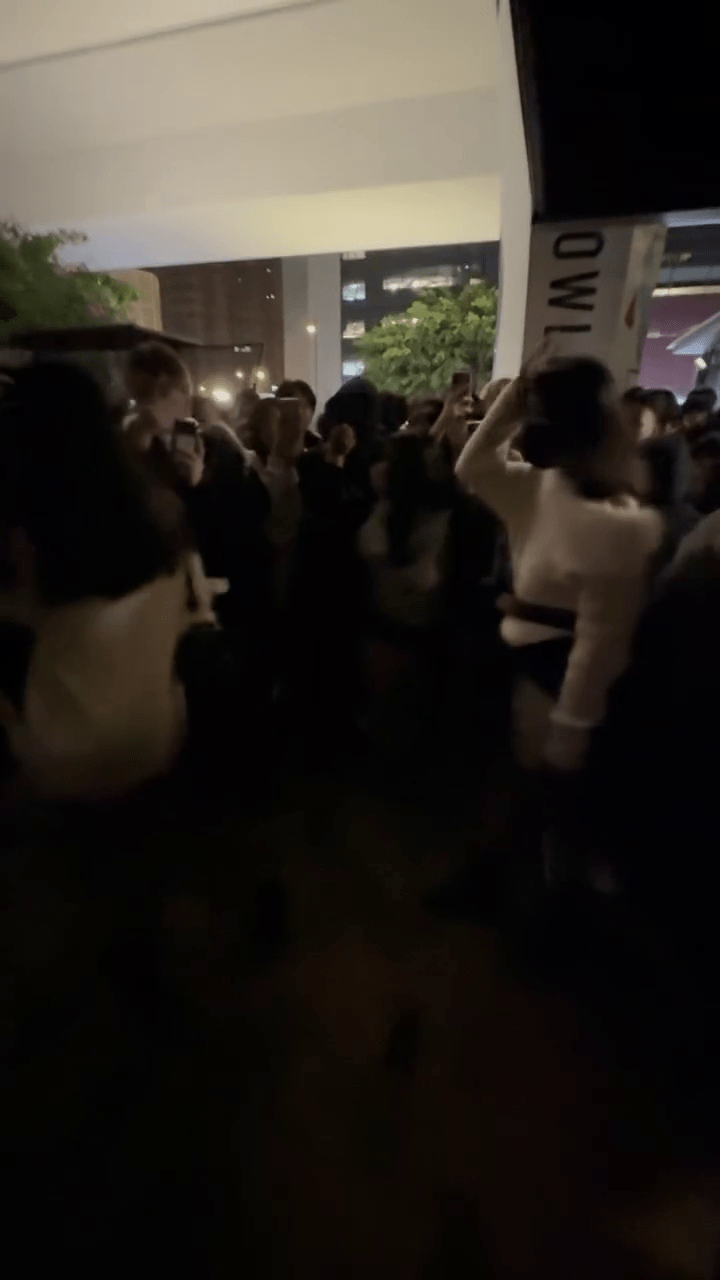 受害少女轉身打算離開。