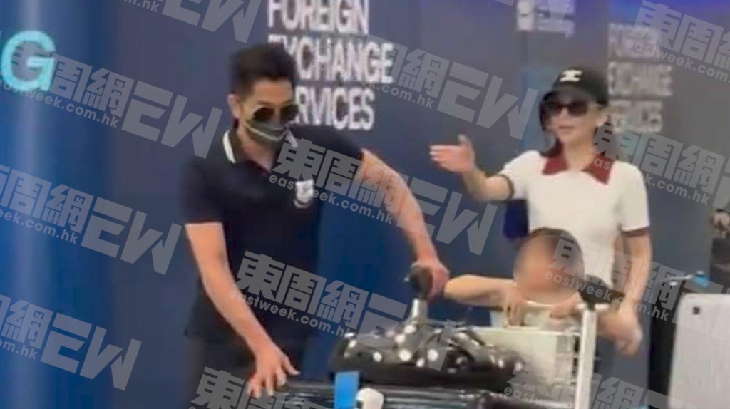 大女主動幫手推的行李車，身為賽車高手的郭富城隨即在旁比劃、親自教授愛女控制行李車的「揸車」技巧，畫面溫馨。（《東周刊》圖片）