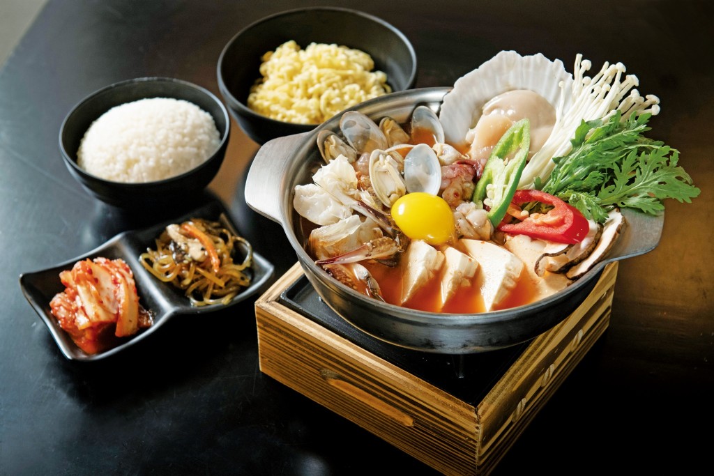 海鮮嫩豆腐鍋$88，材料豐富，豆腐滑溜，湯底清甜，除了配飯外，也可另加$10配韓國即食麵或刀削麵。