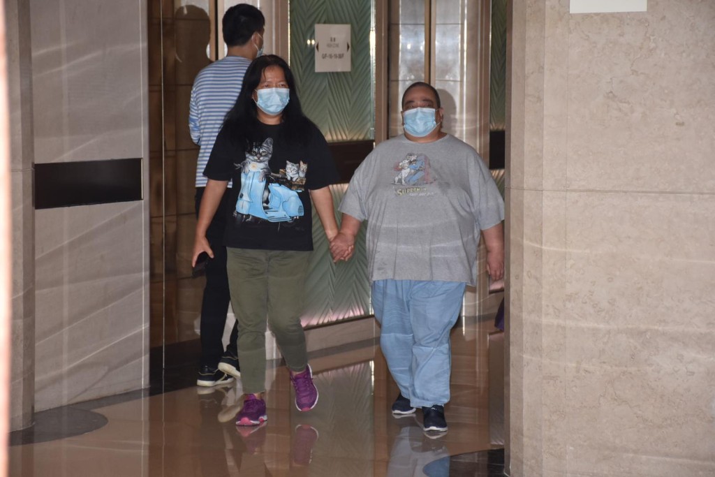 元配黎婉華孻女何超雄於下午4時許離開醫院。
