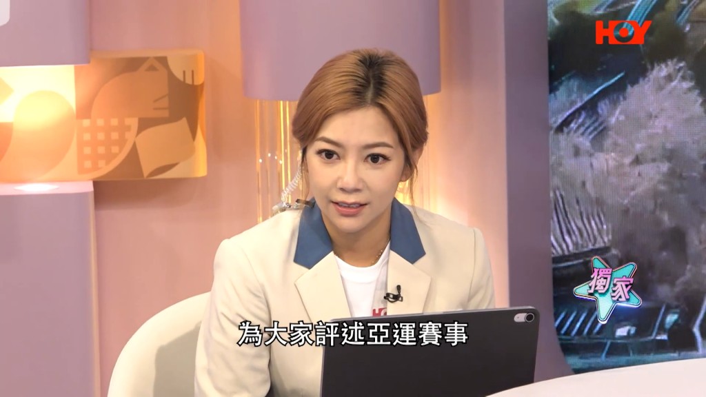 何雁詩近日早起現身 HOY TV 錄影廠，專業評述各項亞運賽事。（影片截圖：HOY TV）
