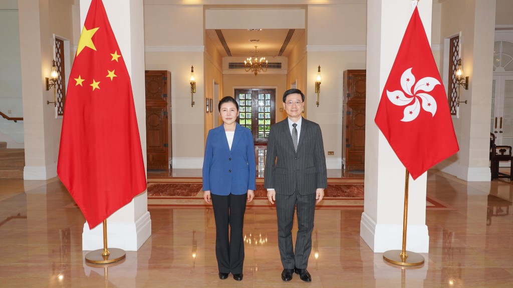 司法部部長賀榮( 左 )本周一( 17日 )率團訪問香港,與行政長官李家超會面。政府新聞處