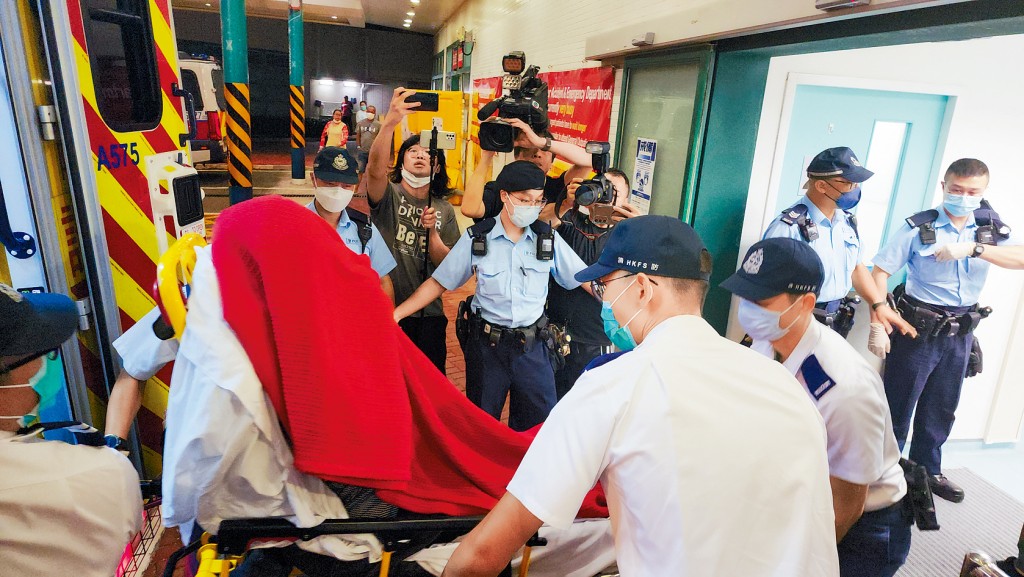 涉嫌殺害丈夫的婦人被送往醫院檢驗。