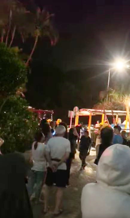 大批住戶疏散至樓下暫避。FB：Chun Tung Chow@柴灣小西灣關注組