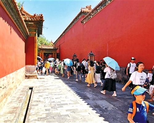 旅客在延禧宮外排隊進入參觀。網圖