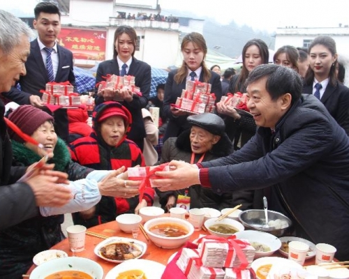 郑大清向老人派发大利是。（网图）