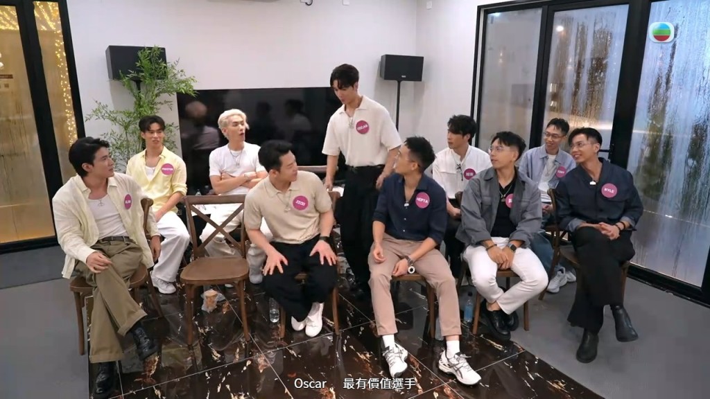 等候室內的男士們得悉方智弘被突襲召喚，全員拍手起哄直呼他是「MVP」。