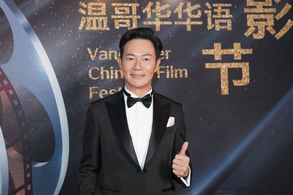 張兆輝一身黑色西裝配上煲呔現身頒獎禮。 張兆輝一身黑色西裝配上煲呔現身頒獎禮。