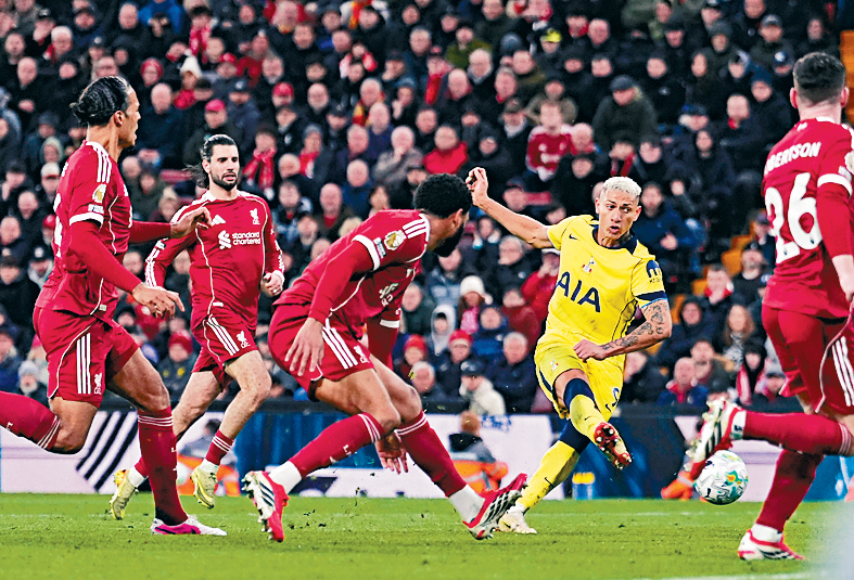 李察利臣（黃衫）為熱刺扳平。