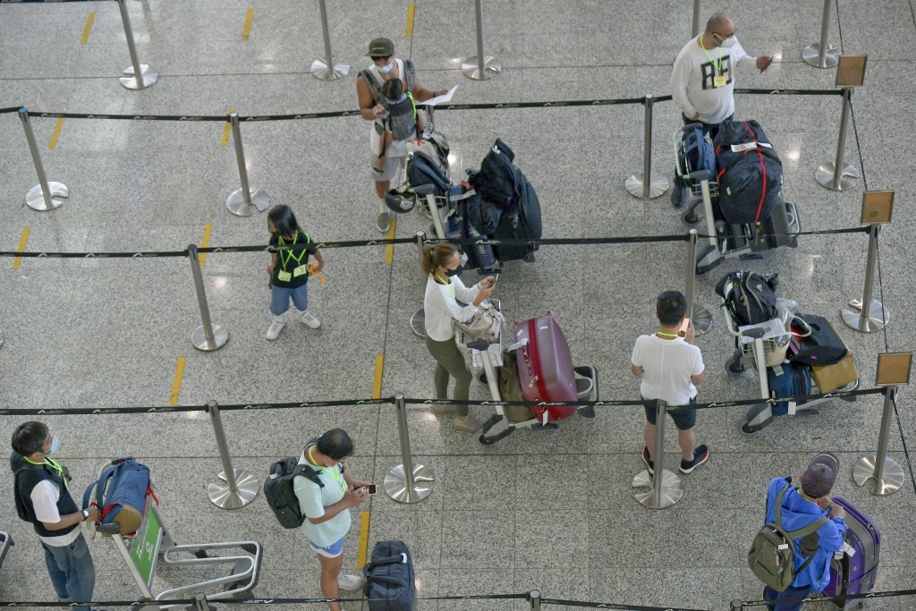 政府正考慮旅客在機場進行核酸檢測後直接回到住處。資料圖片