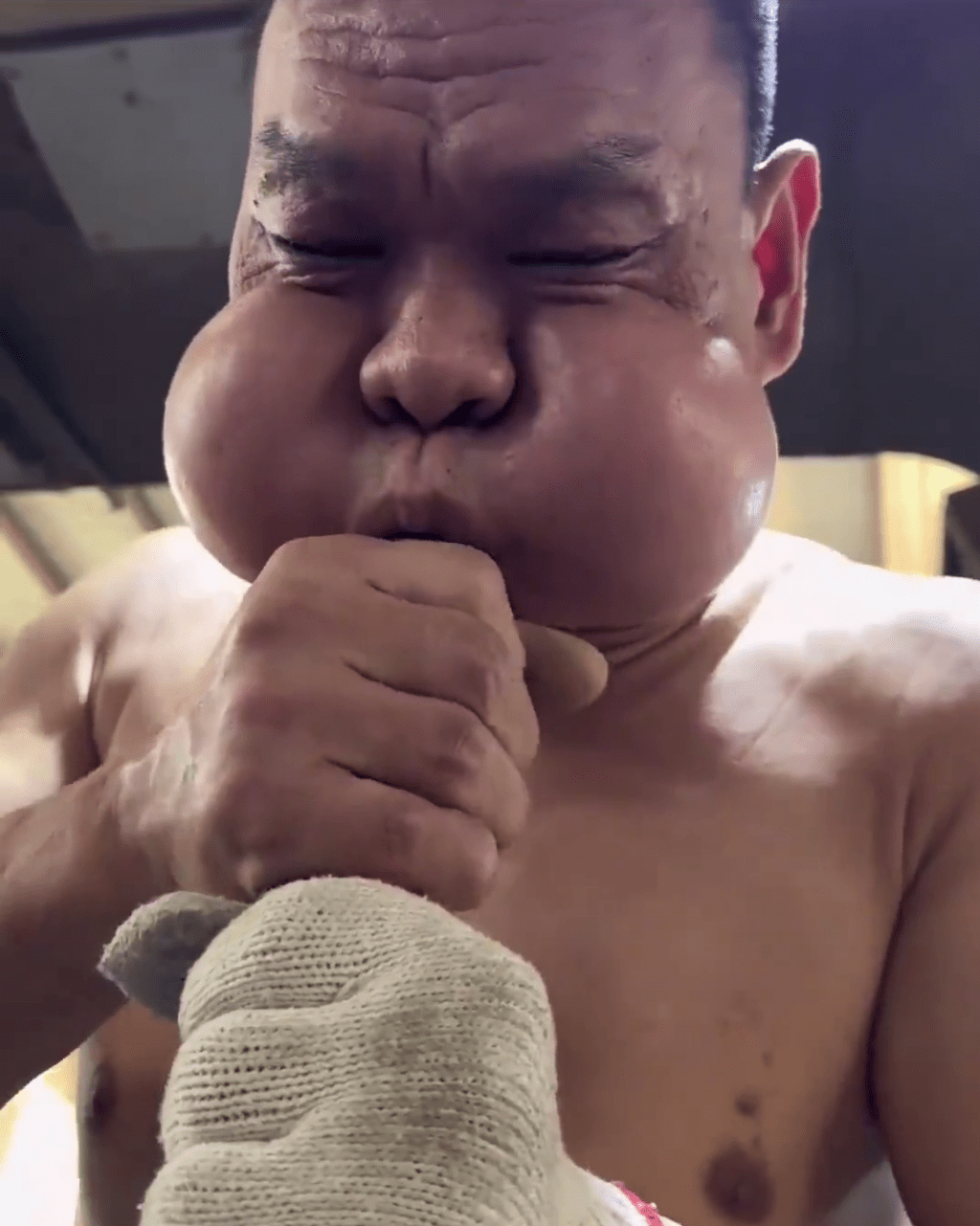 广东男吹玻璃30年练成“蛤蟆功”？背后故事赚人热泪。
