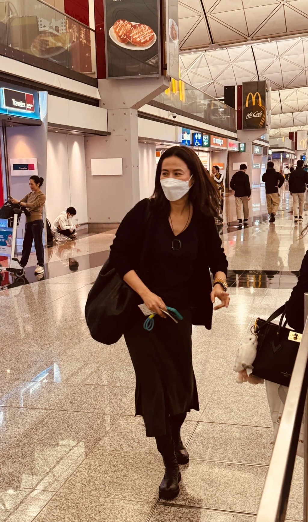 宣萱匆忙地抵达机场。