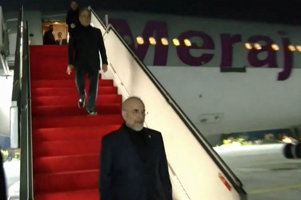 伊朗国会议长卡利巴夫步下飞机。法新社