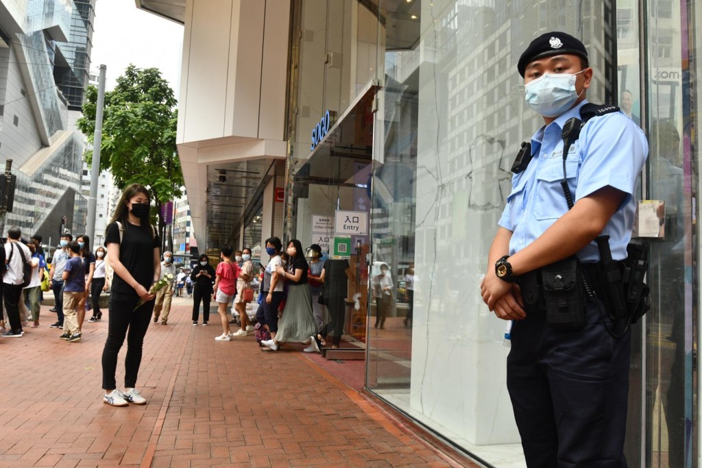 有身穿黑衣市民悼念發動襲擊的兇徒。