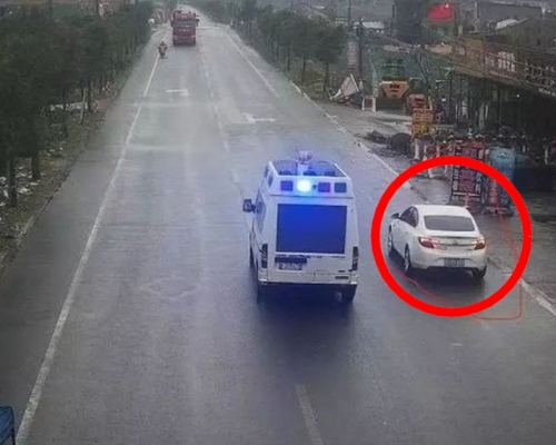 小男孩開走父親汽車,警車找到汽車後尾隨和保駕護送,男童最終將車安穩地停在路邊。(網圖)