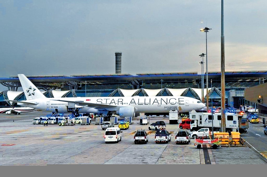 一架新加坡航空客机由伦敦前往新加坡途中遇上湍流，急降曼谷机场，造成1死数十人受伤。