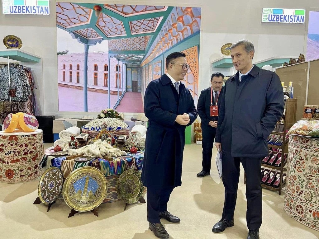 張國鈞參觀“Made in Uzbekistan” 巡展。