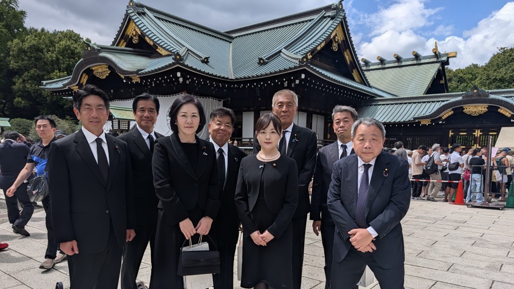 石平與日本維新會成員一起參拜靖國神社。 X / 石 平