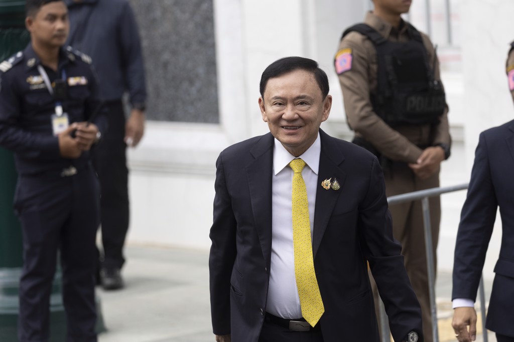 76歲的他信要入獄服刑,他早前在曼谷最高法院宣判前露面。美聯社