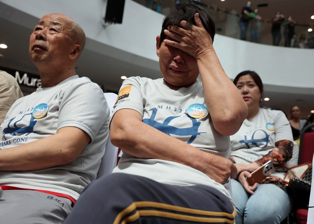 乘客家屬出席紀念活動，難掩悲傷。路透社