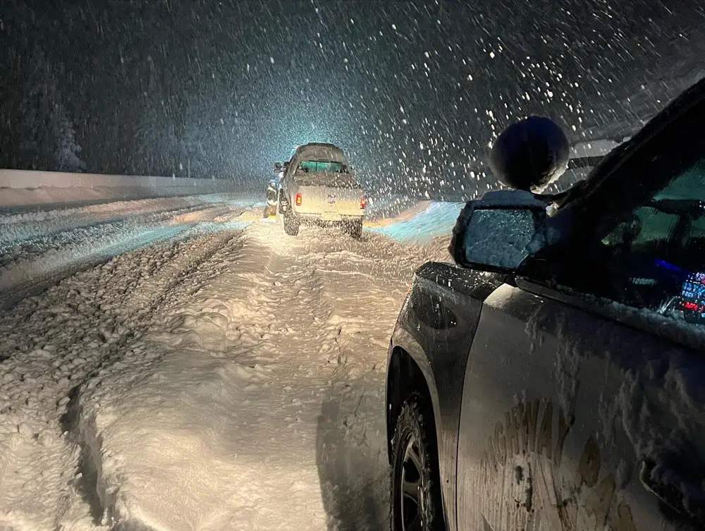 汽车因大暴风雪在内华达州和加利福尼亚州科尔法克斯的 80 号公路上滞留。AP