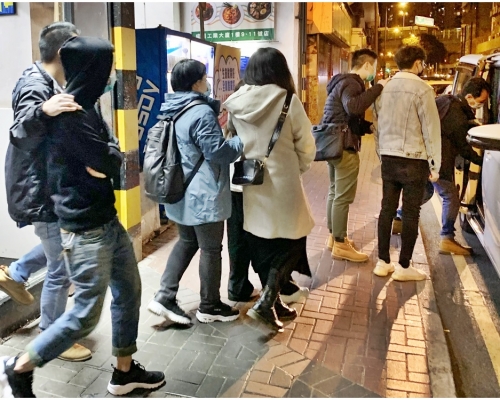 行動中部分被捕男女。